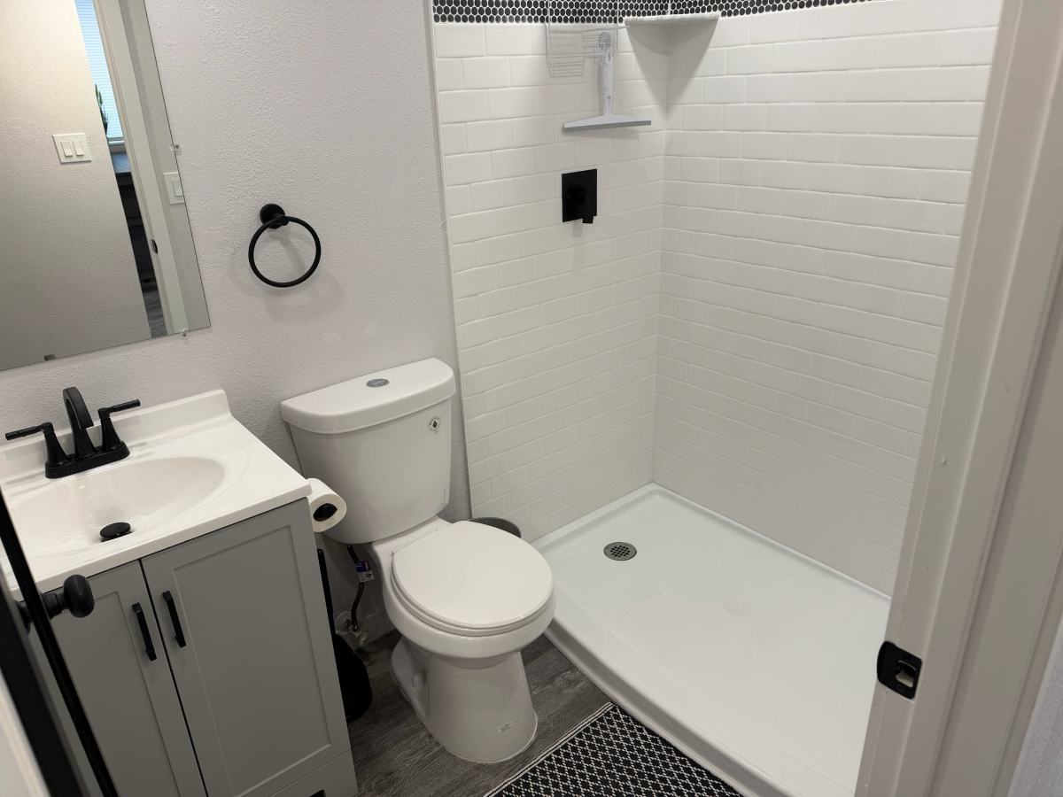 Newly Remodeled 2BR - Ideal for Travel Jobs & Corporate Stays - Photo 3