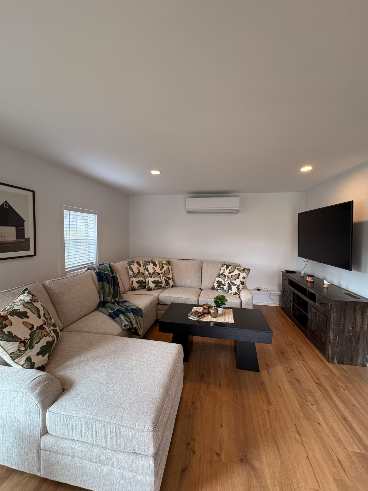 Brand-New Mountain Cabin Minutes From Ski Resorts With Cozy Living Spaces And Scenic Views - Photo 3