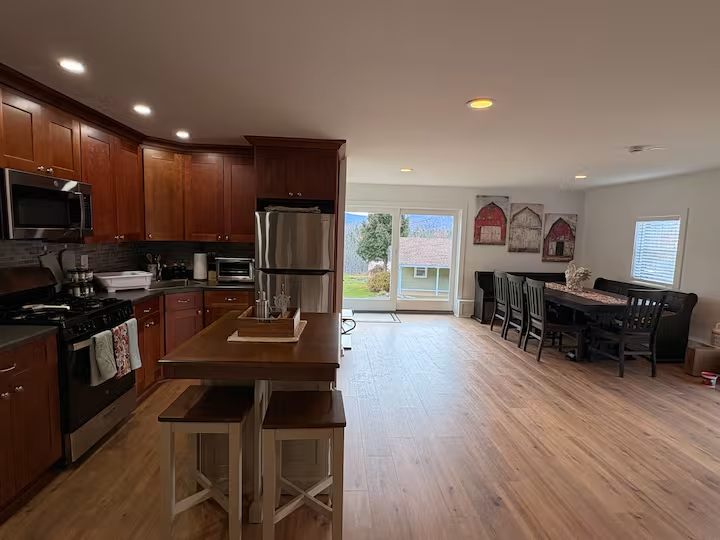 Brand-New Mountain Cabin Minutes From Ski Resorts With Cozy Living Spaces And Scenic Views - Photo 9