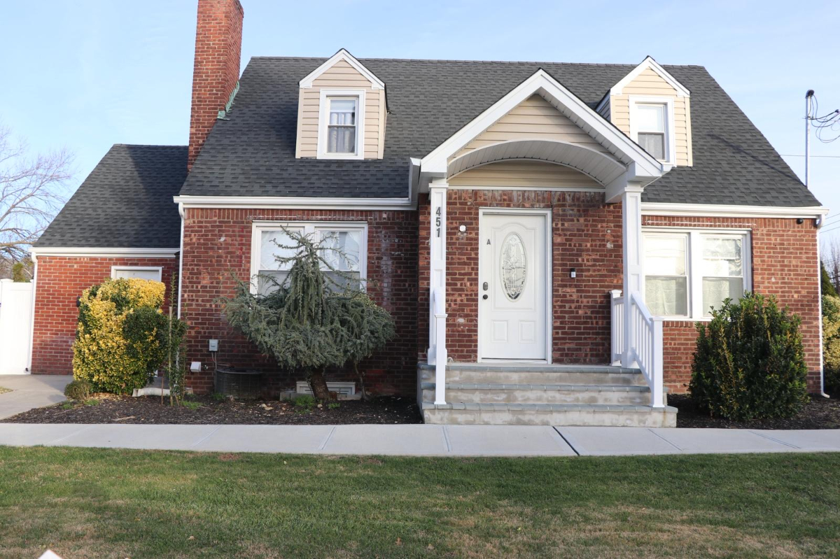 Beautiful and Elegant 2 Bedroom Apartment in the heart of Uniondale - Photo 2