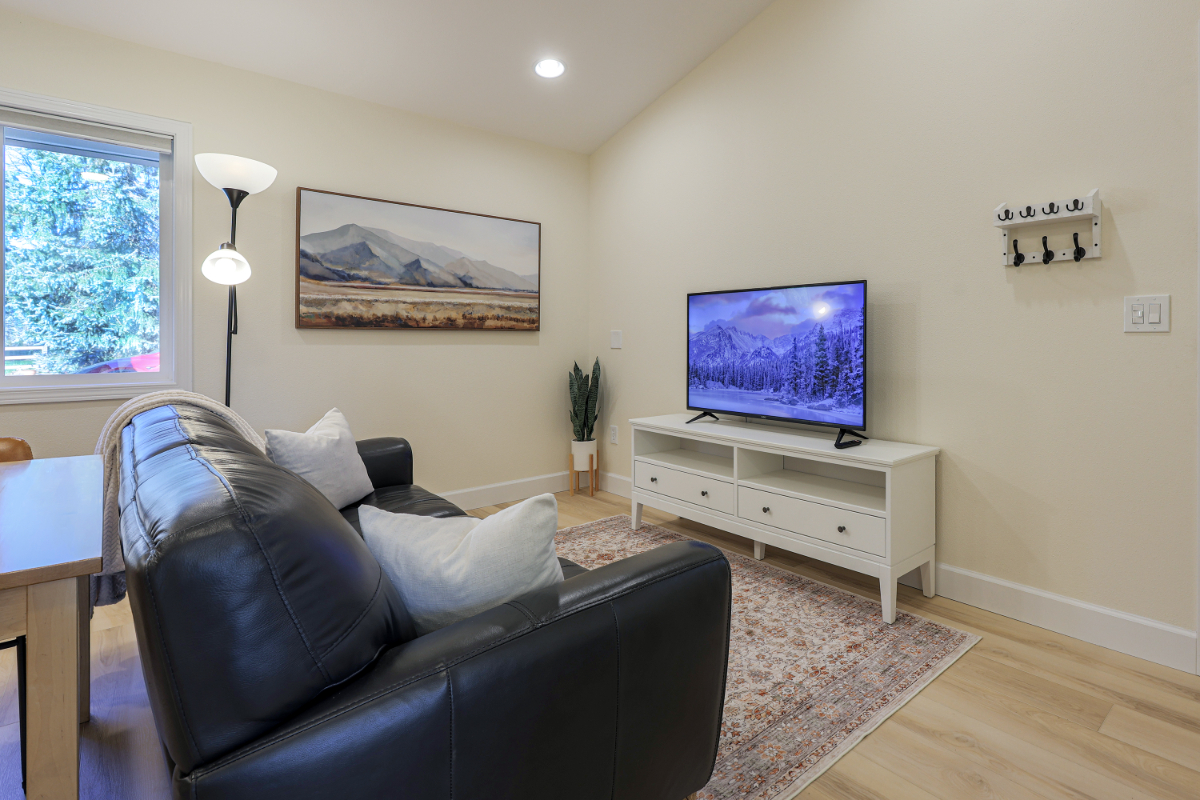 Quiet Private Farm Apartment on 7 Acres - Mountain Views - 30 Min to PDX - Photo 4