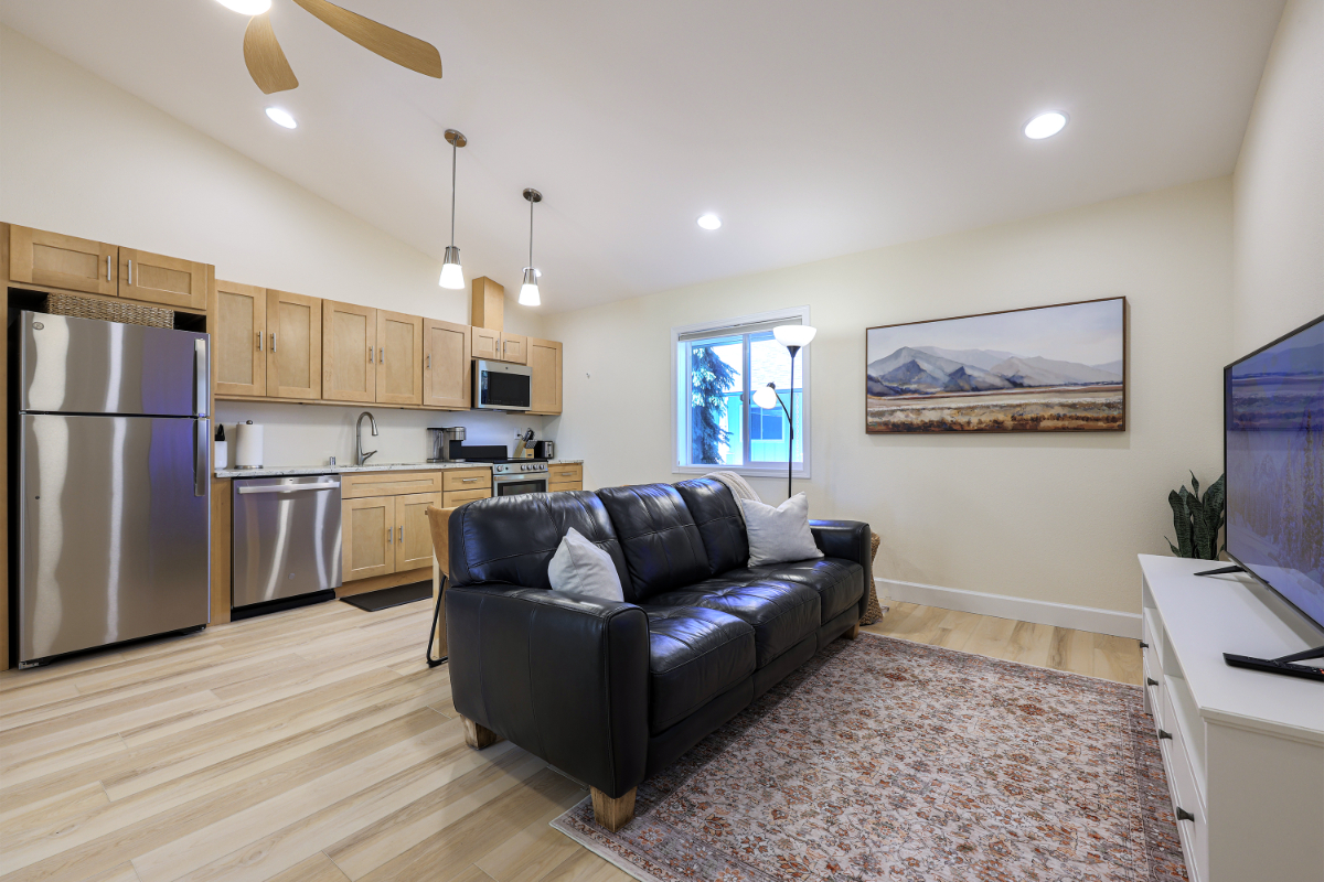 Quiet Private Farm Apartment on 7 Acres - Mountain Views - 30 Min to PDX