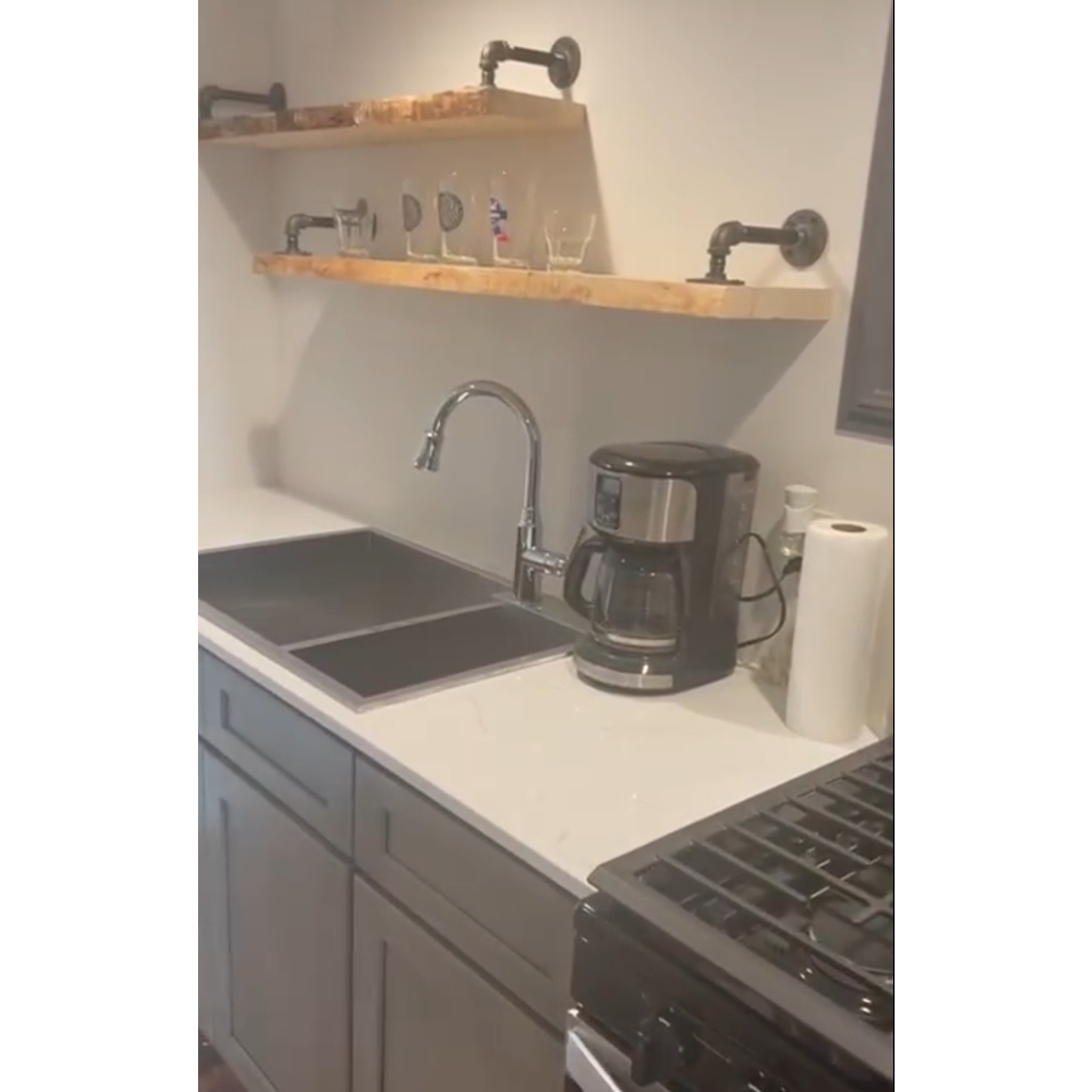 Furnished Private Two Bedroom Apartment Near Major Hospitals and Universities - Photo 5