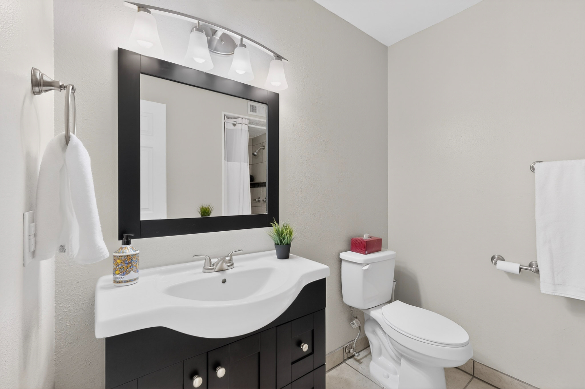 Bright and Relaxed Living in Central Los Alamos - 2 Bedrooms, Office Space, and All Utilities Includ - Photo 8