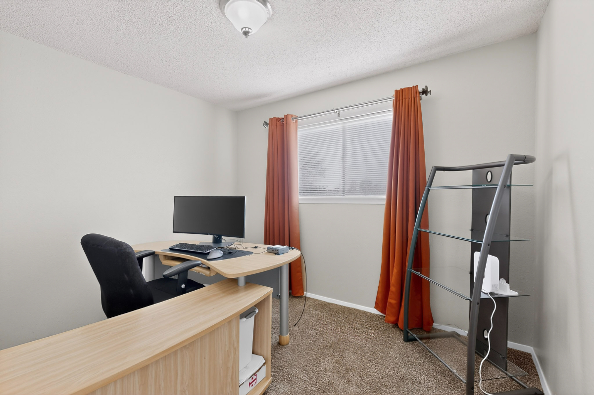 Bright and Relaxed Living in Central Los Alamos - 2 Bedrooms, Office Space, and All Utilities Includ - Photo 7