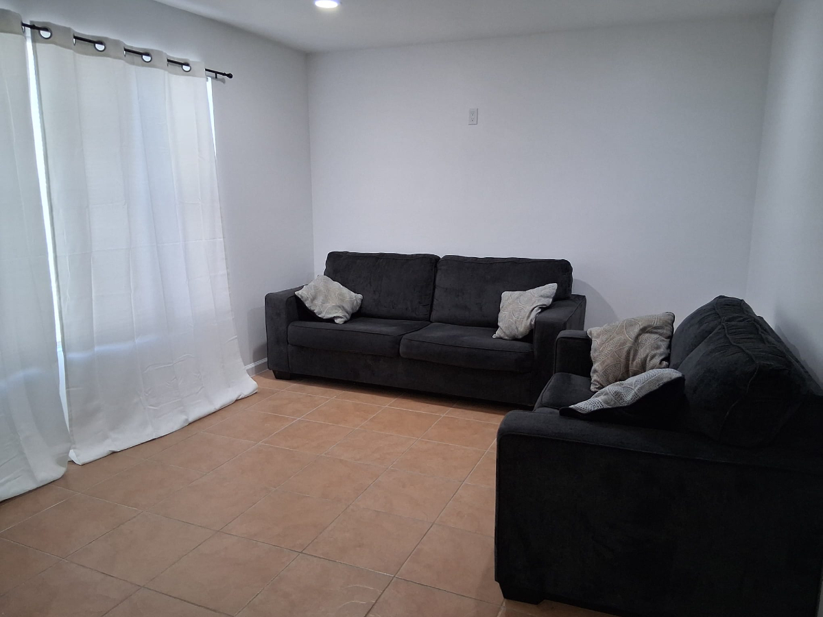 Elegant & Spacious 3 Bedroom 2nd Floor Apartment in the heart of Roosevelt - Photo 2