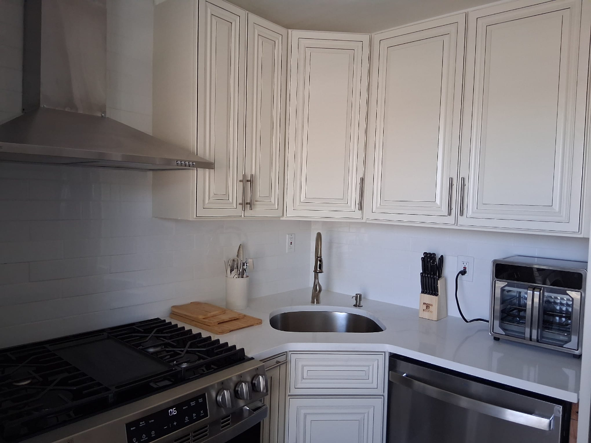 Elegant & Spacious 3 Bedroom 2nd Floor Apartment in the heart of Roosevelt - Photo 9