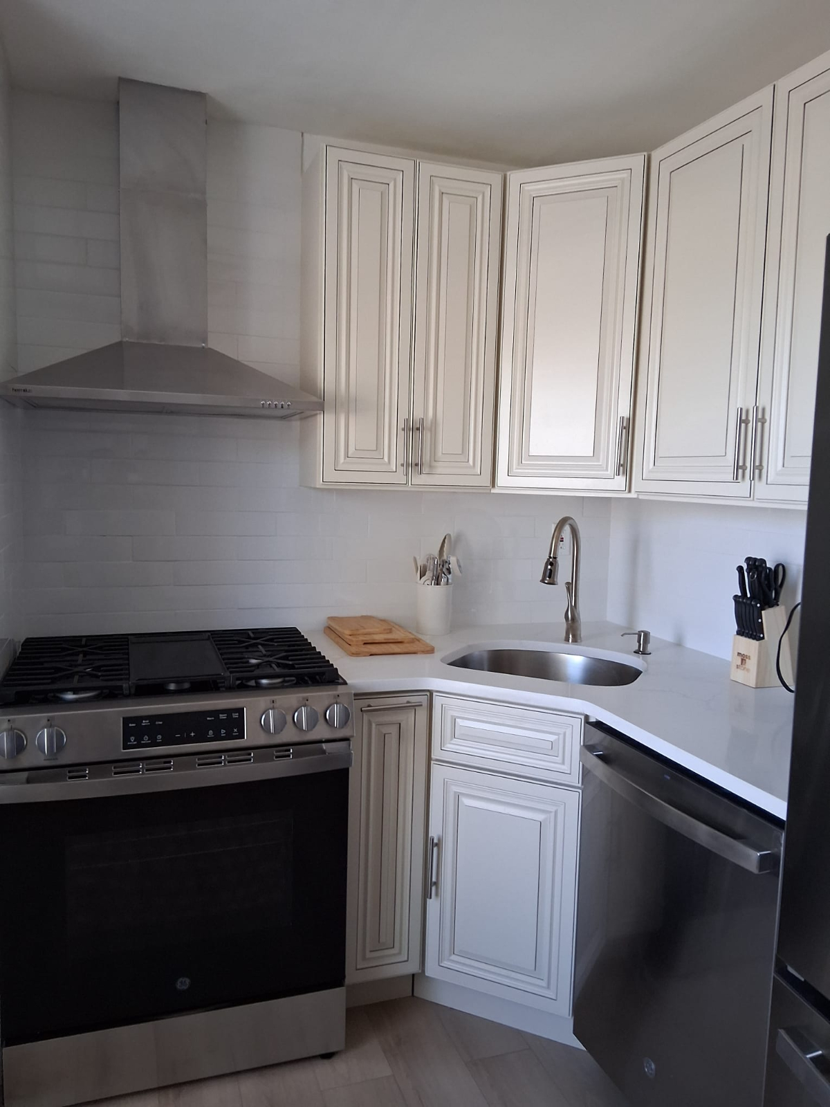 Elegant & Spacious 3 Bedroom 2nd Floor Apartment in the heart of Roosevelt - Photo 10