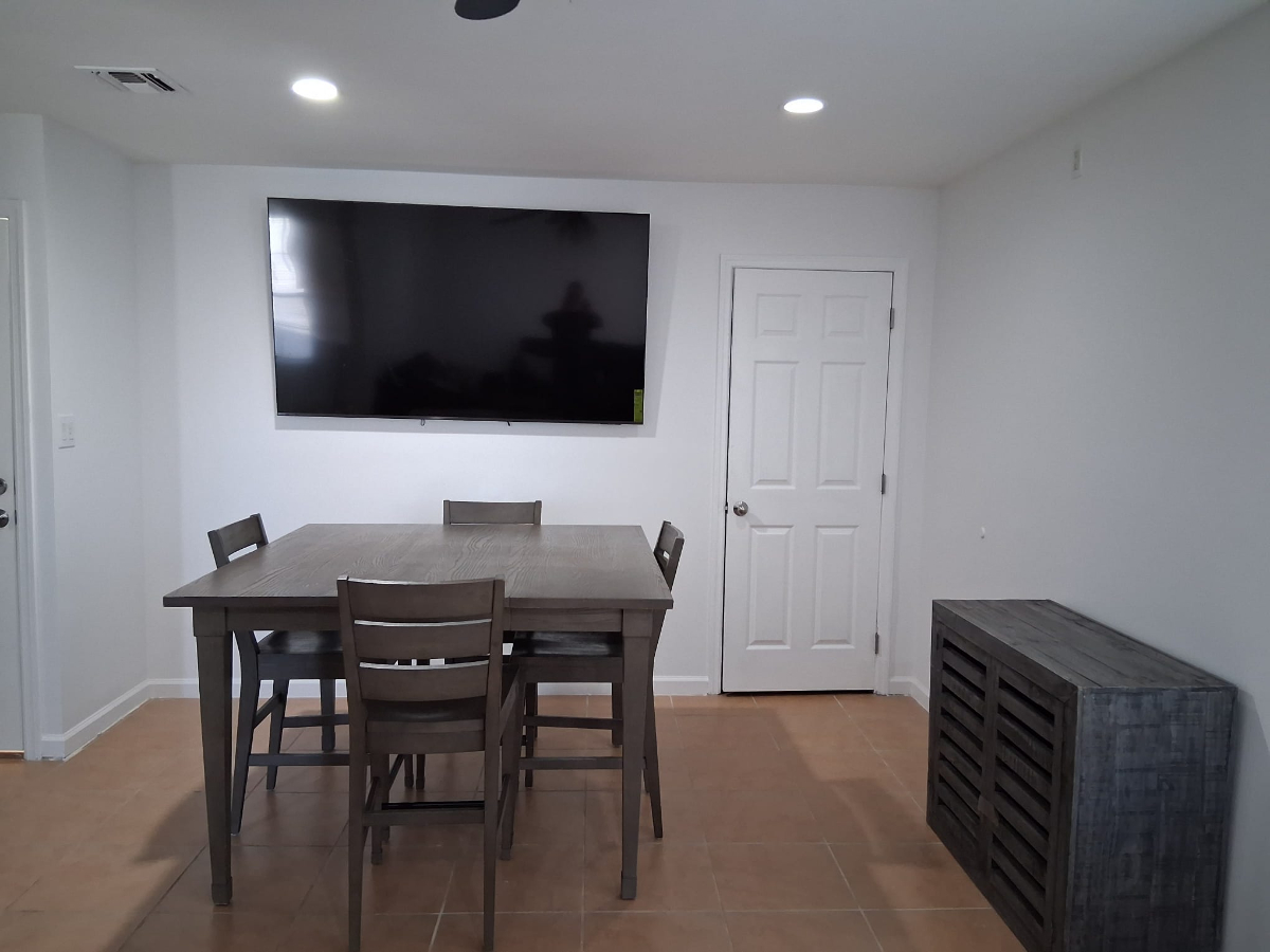 Elegant & Spacious 3 Bedroom 2nd Floor Apartment in the heart of Roosevelt - Photo 4