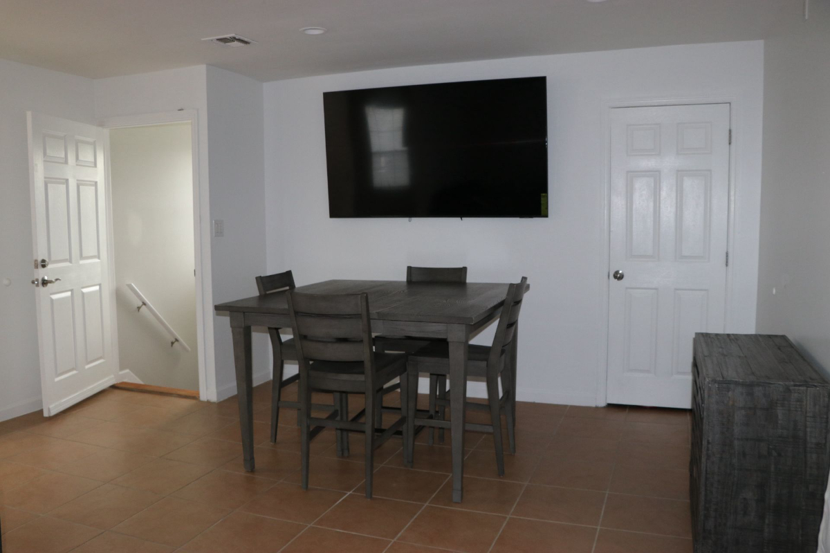 Elegant & Spacious 3 Bedroom 2nd Floor Apartment in the heart of Roosevelt - Photo 5