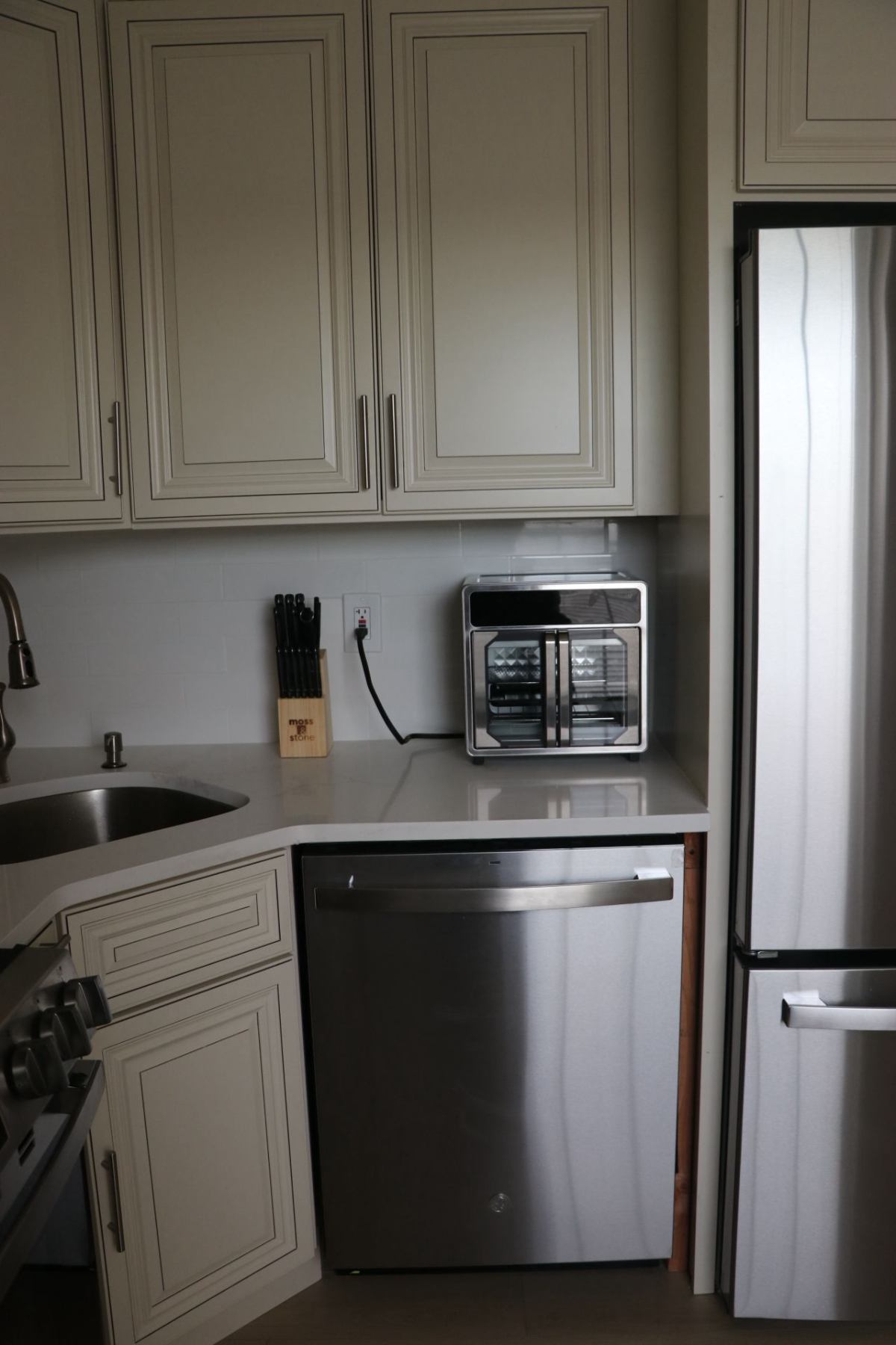Elegant & Spacious 3 Bedroom 2nd Floor Apartment in the heart of Roosevelt - Photo 12