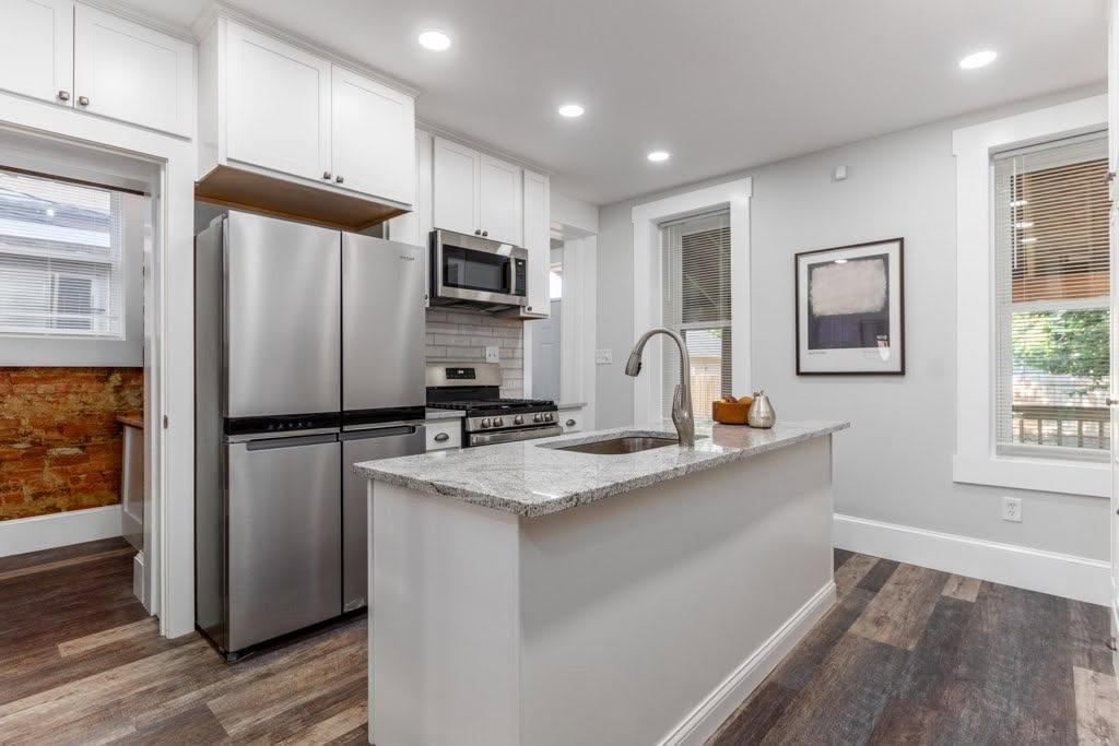 Quiet Remodeled Four Bedroom House With Porches, Grill, And Smart TVs In Every Bedroom - Photo 6