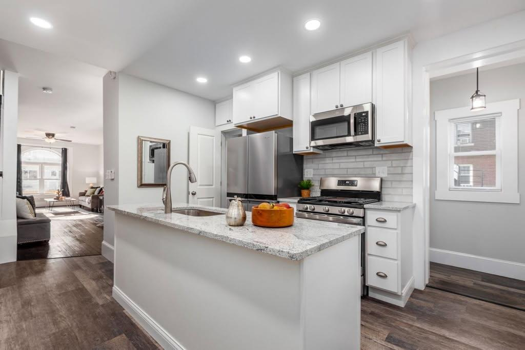 Quiet Remodeled Four Bedroom House With Porches, Grill, And Smart TVs In Every Bedroom - Photo 7