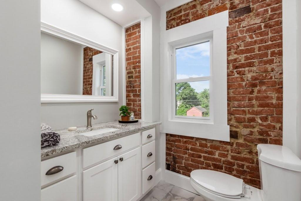 Quiet Remodeled Four Bedroom House With Porches, Grill, And Smart TVs In Every Bedroom - Photo 10