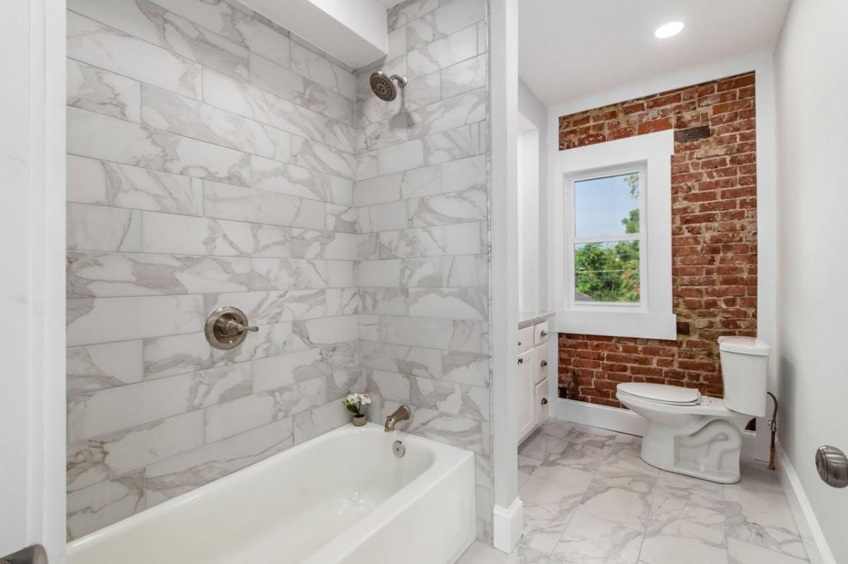 Quiet Remodeled Four Bedroom House With Porches, Grill, And Smart TVs In Every Bedroom - Photo 11