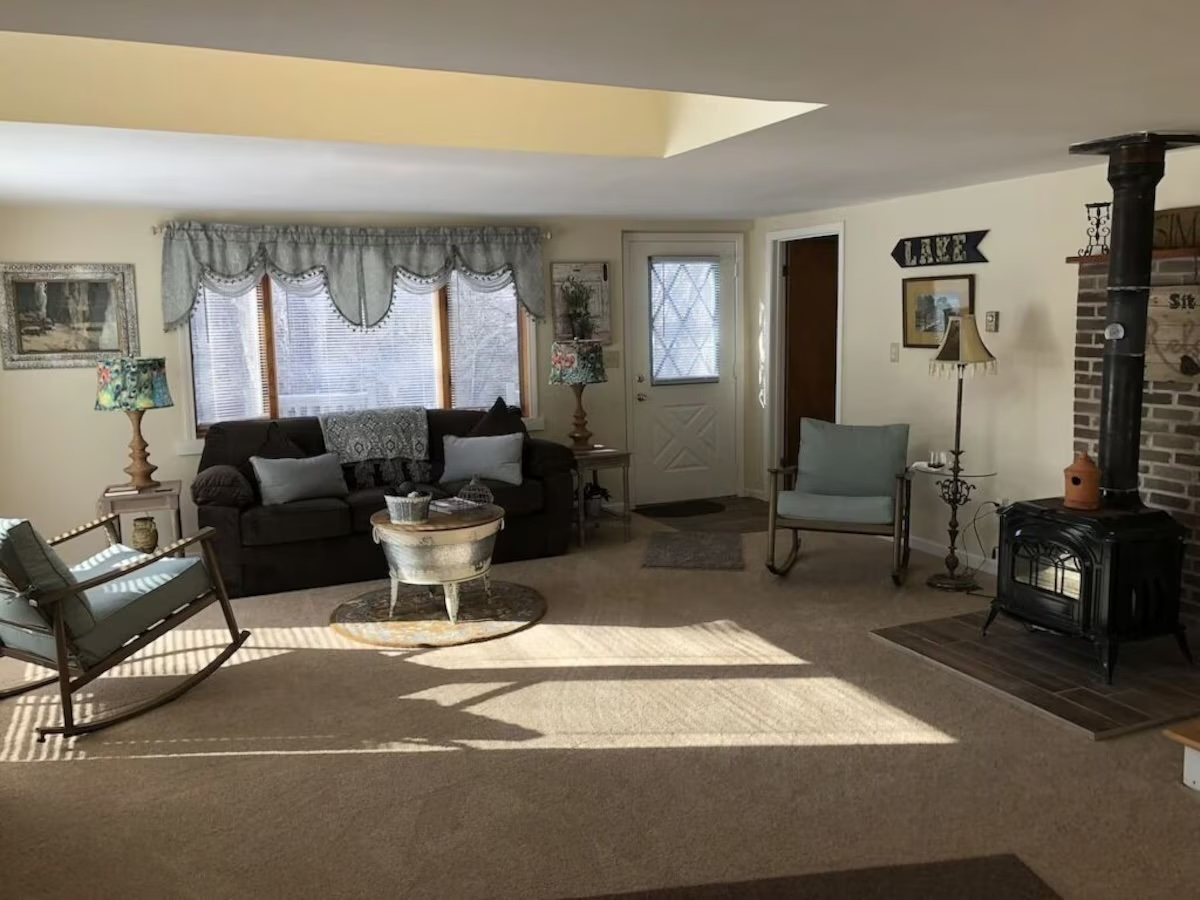 Recently Renovated 3BR on 13 Wooded Acres w Hot Tub -Pet Friendly - Photo 4