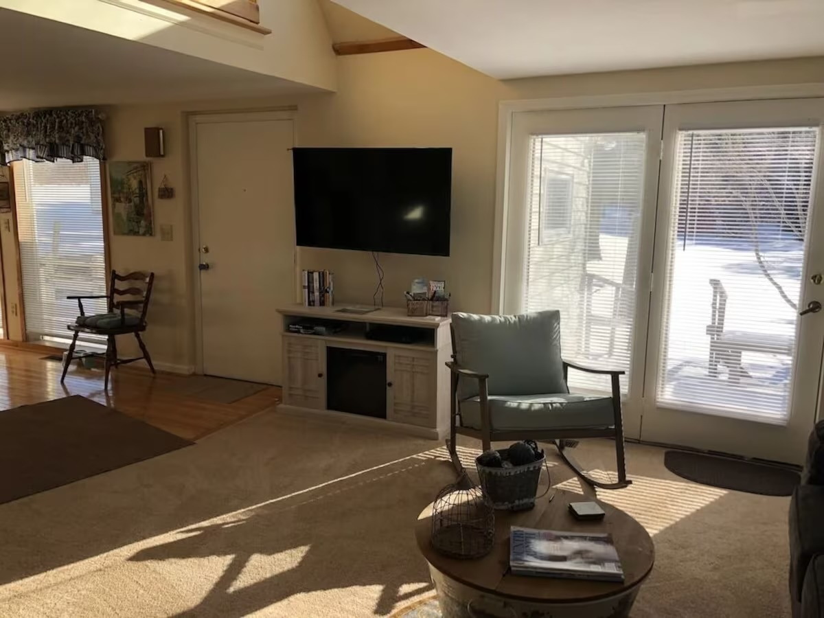 Recently Renovated 3BR on 13 Wooded Acres w Hot Tub -Pet Friendly - Photo 3