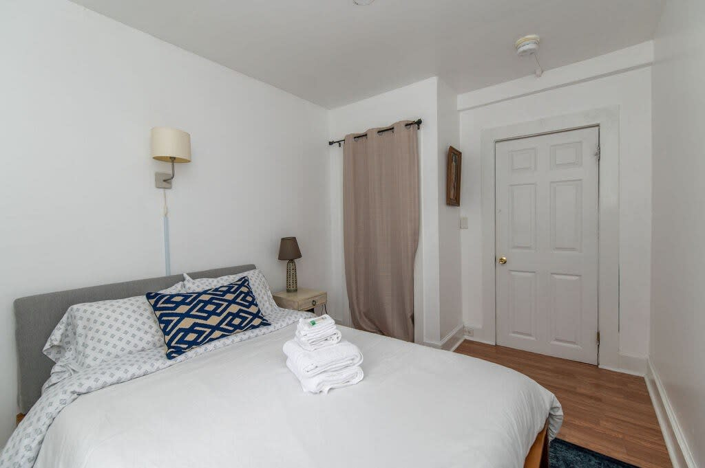 3 Bed Apt 5 mins to i89 w/off street parking - Photo 4