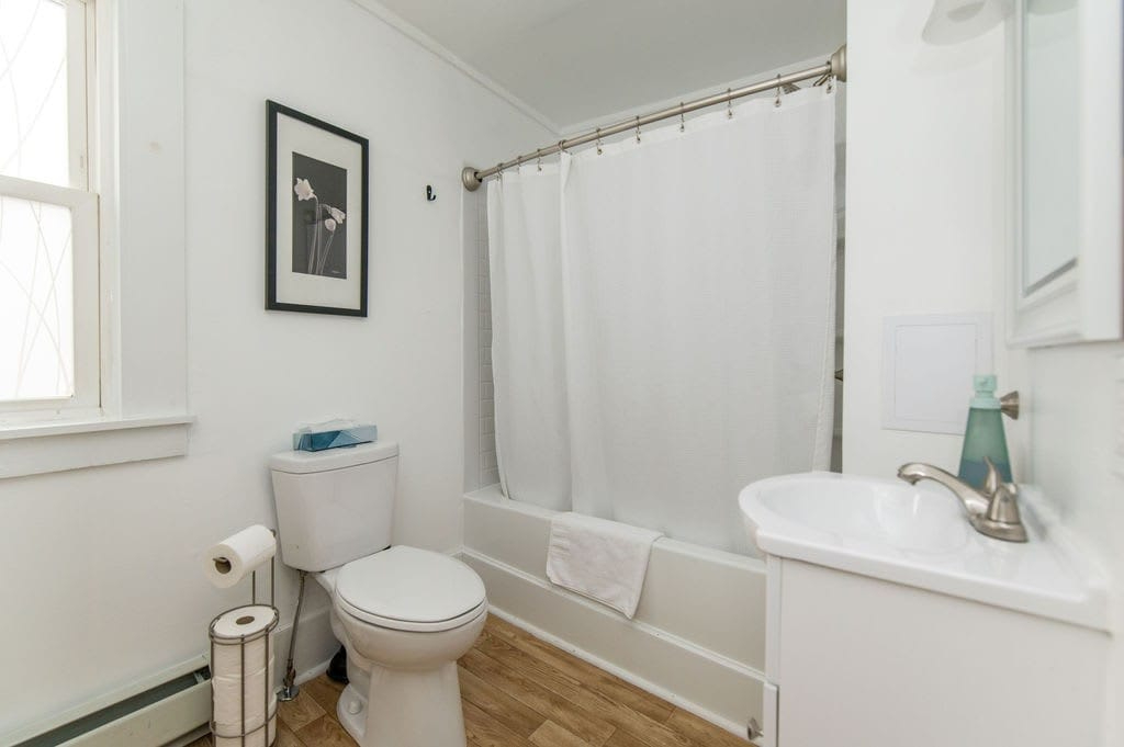 3 Bed Apt 5 mins to i89 w/off street parking - Photo 5