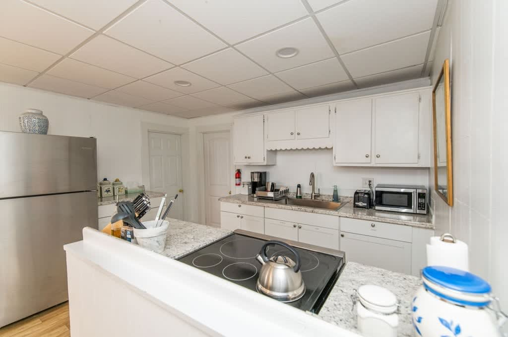 3 Bed Apt 5 mins to i89 w/off street parking - Photo 1