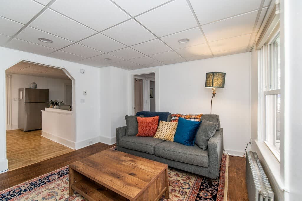 3 Bed Apt 5 mins to i89 w/off street parking - Photo 6
