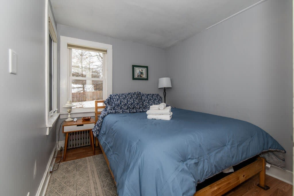 3 Bed Apt 5 mins to i89 w/off street parking - Photo 3