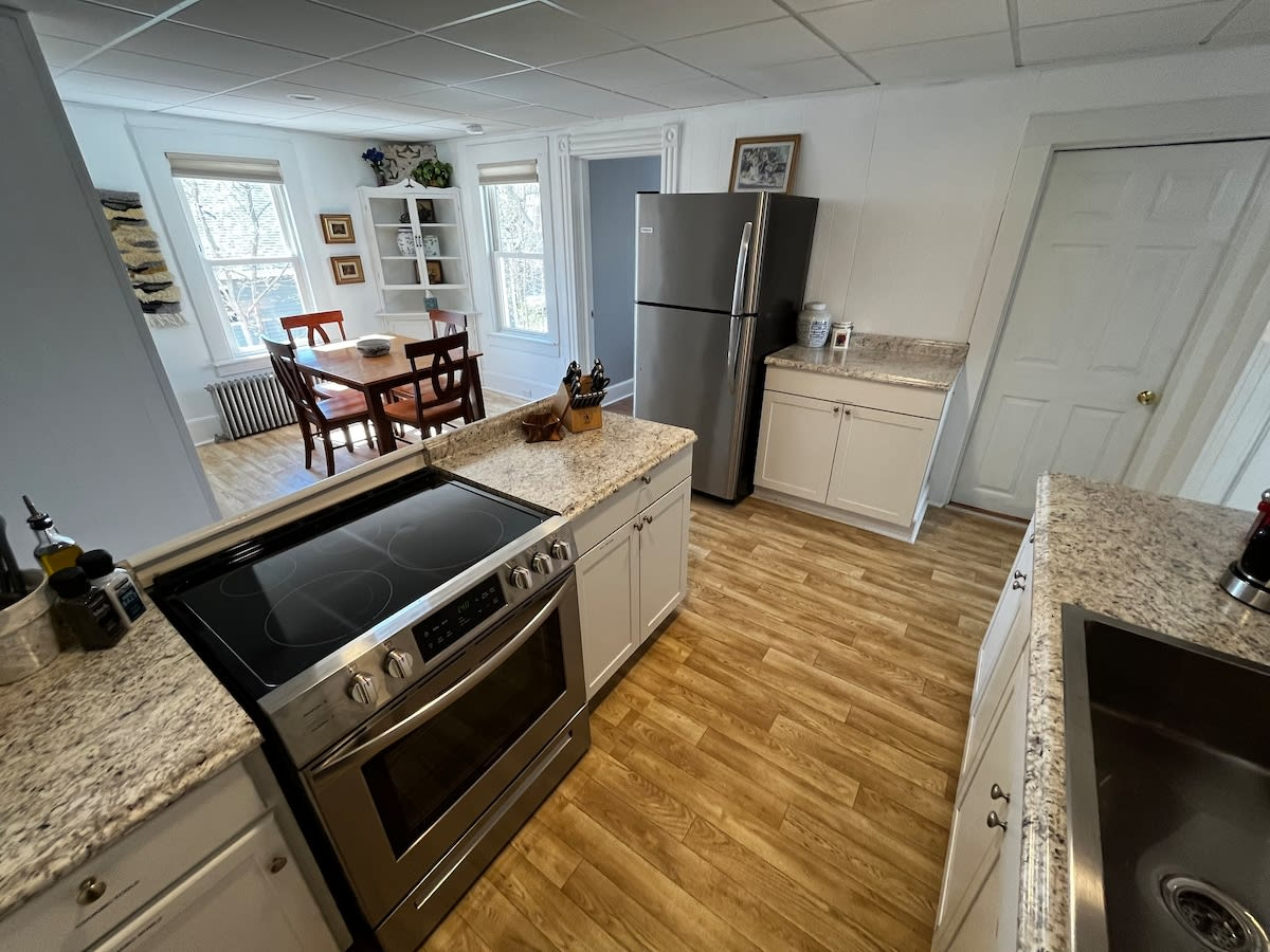 3 Bed Apt 5 mins to i89 w/off street parking - Photo 7