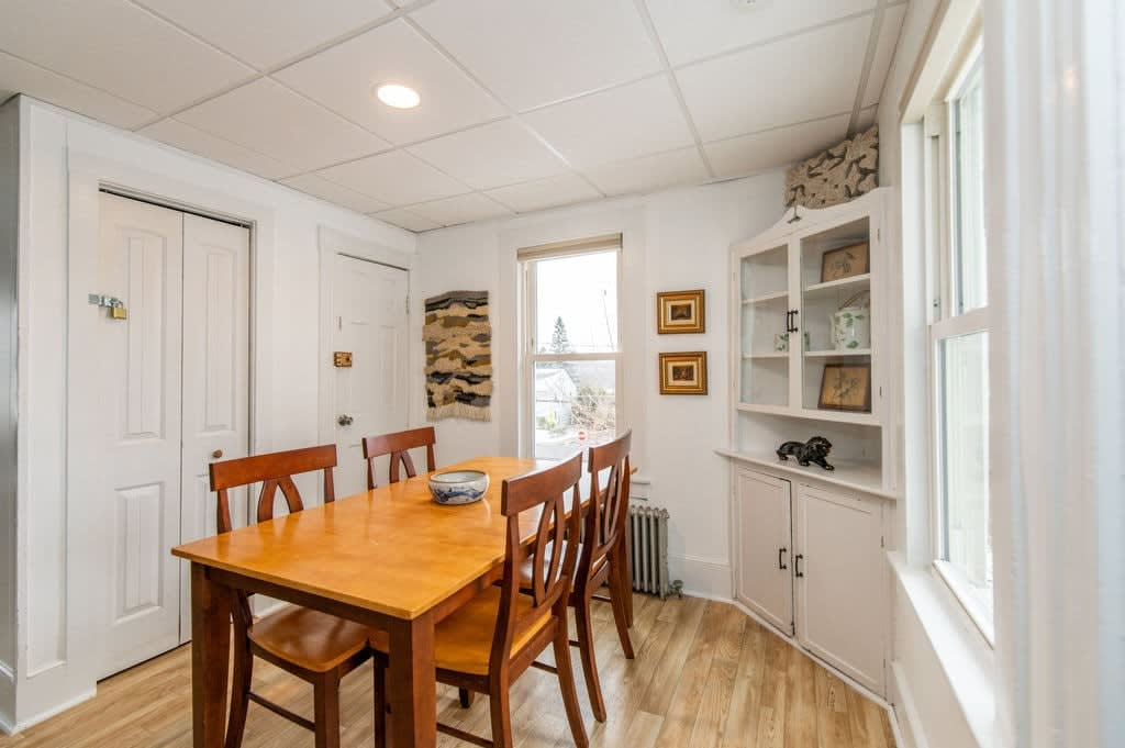 3 Bed Apt 5 mins to i89 w/off street parking - Photo 8