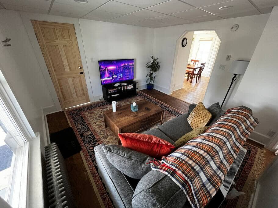 3 Bed Apt 5 mins to i89 w/off street parking - Photo 9