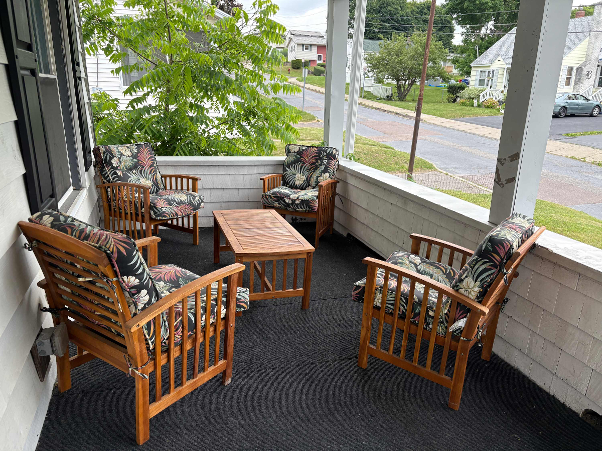 3 Bed Apt 5 mins to i89 w/off street parking - Photo 10