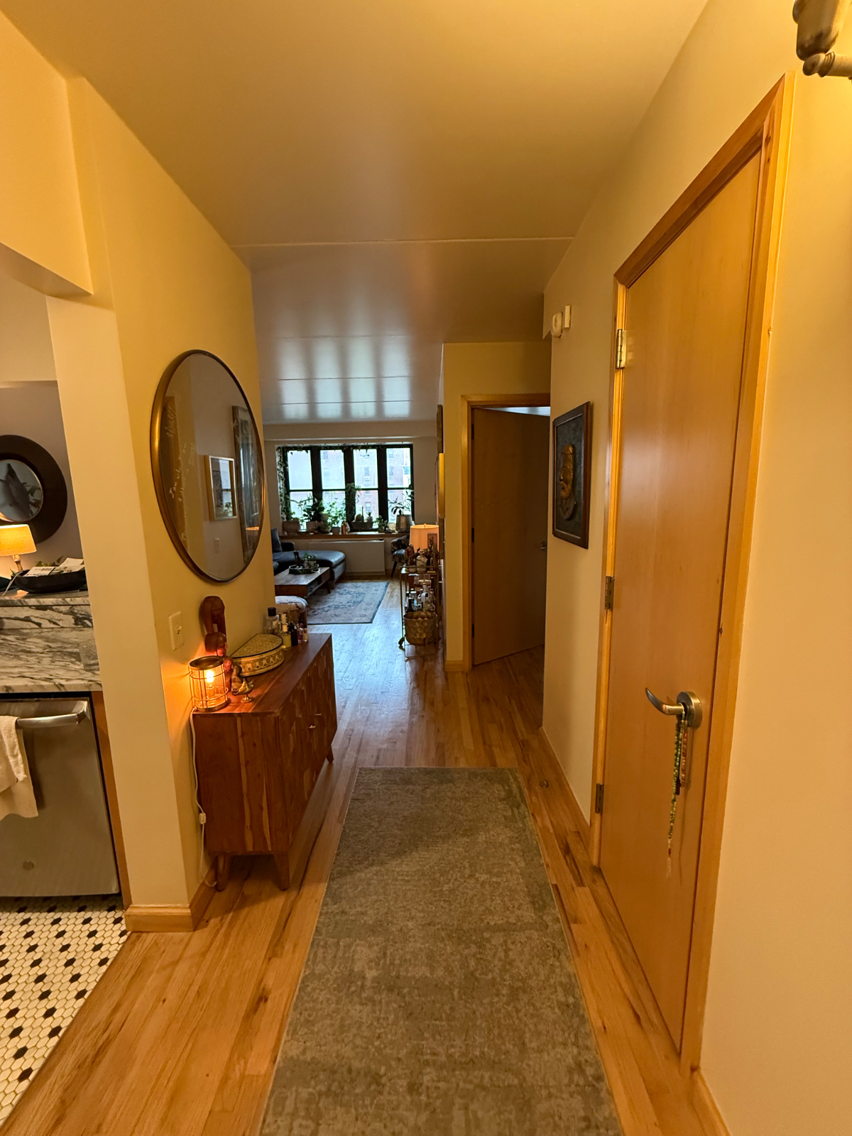 Spacious private room  in Hells Kitchen - Photo 3