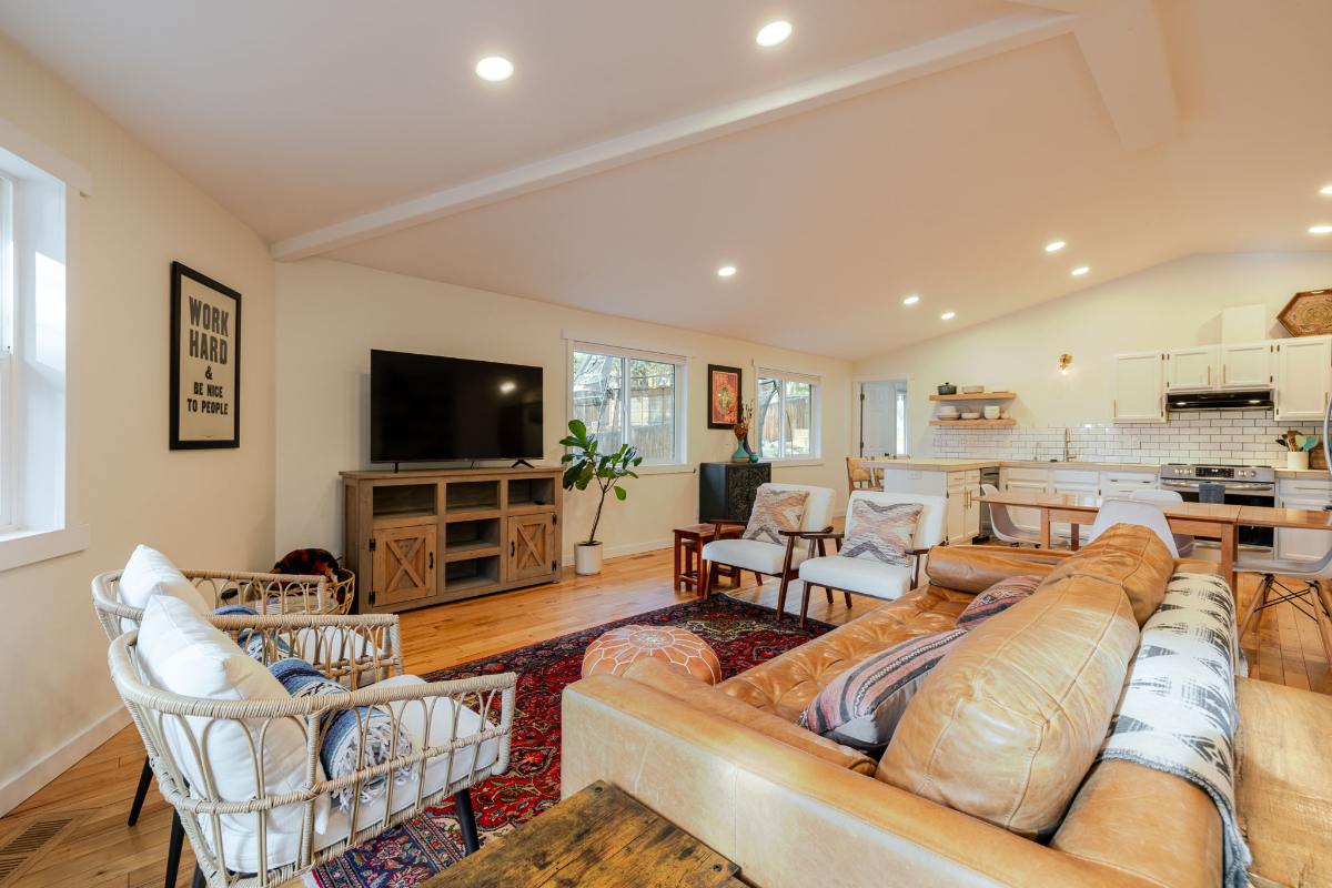 Travel Nurse, Remote Work & Relocation Housing - 3BR Furnished NW Bend Home - Photo 4