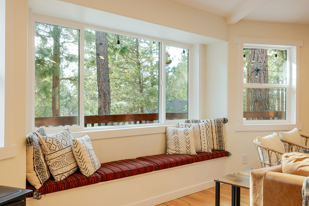 Travel Nurse, Remote Work & Relocation Housing - 3BR Furnished NW Bend Home - Photo 5