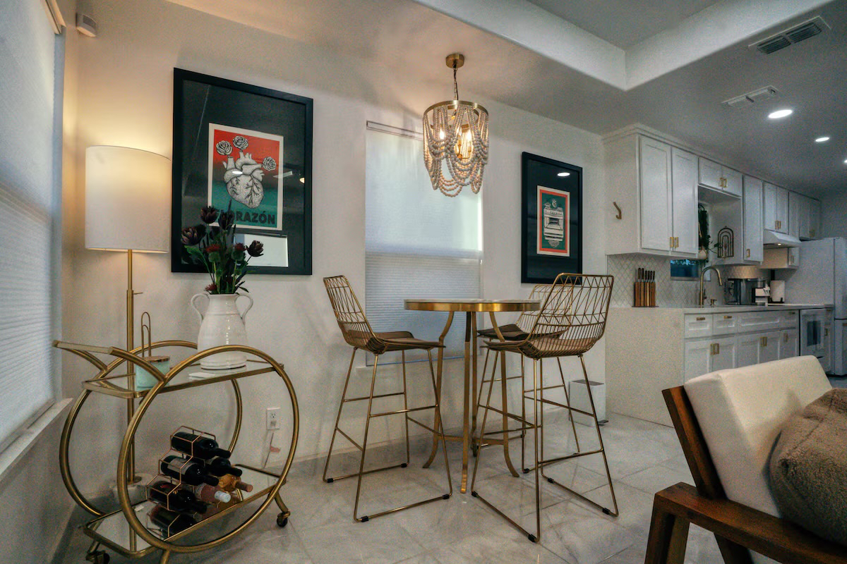 Fully furnished modern home / near hospitals, airport and retail - Photo 6