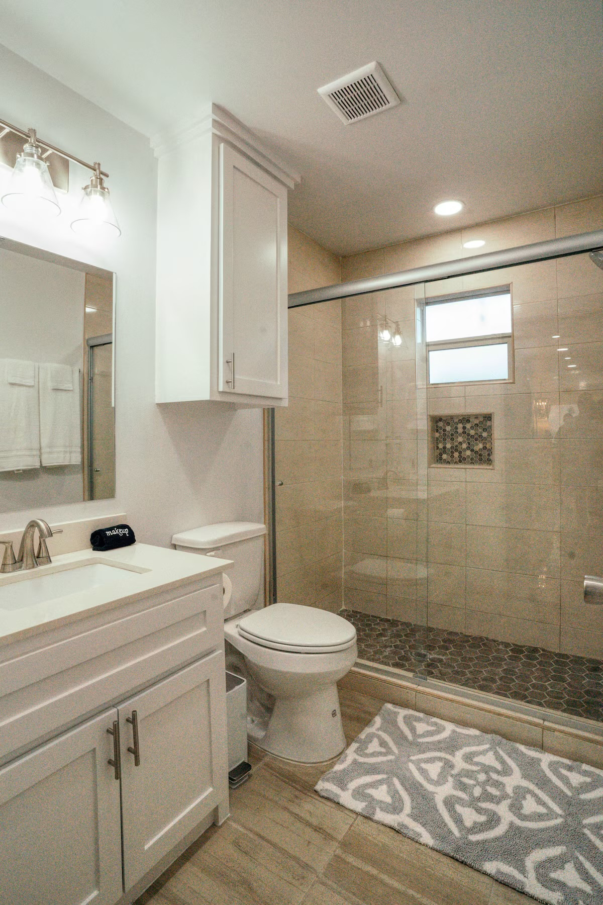 Fully furnished modern home / near hospitals, airport and retail - Photo 8