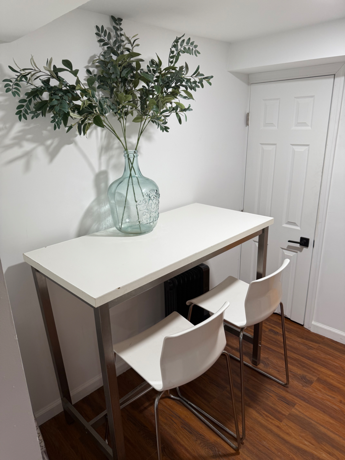 One Bedroom Basement Fully Furnished All Utilities Included - Photo 2