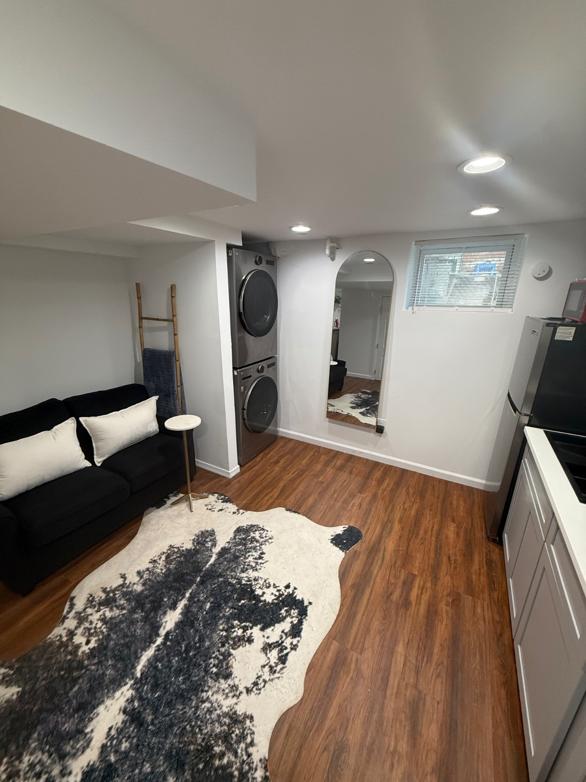 One Bedroom Basement Fully Furnished All Utilities Included - Photo 3
