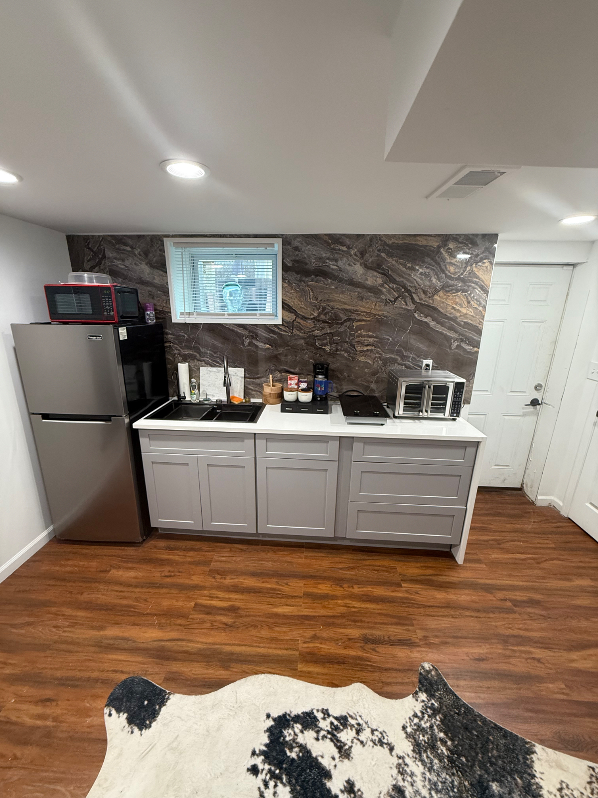 One Bedroom Basement Fully Furnished All Utilities Included - Photo 4