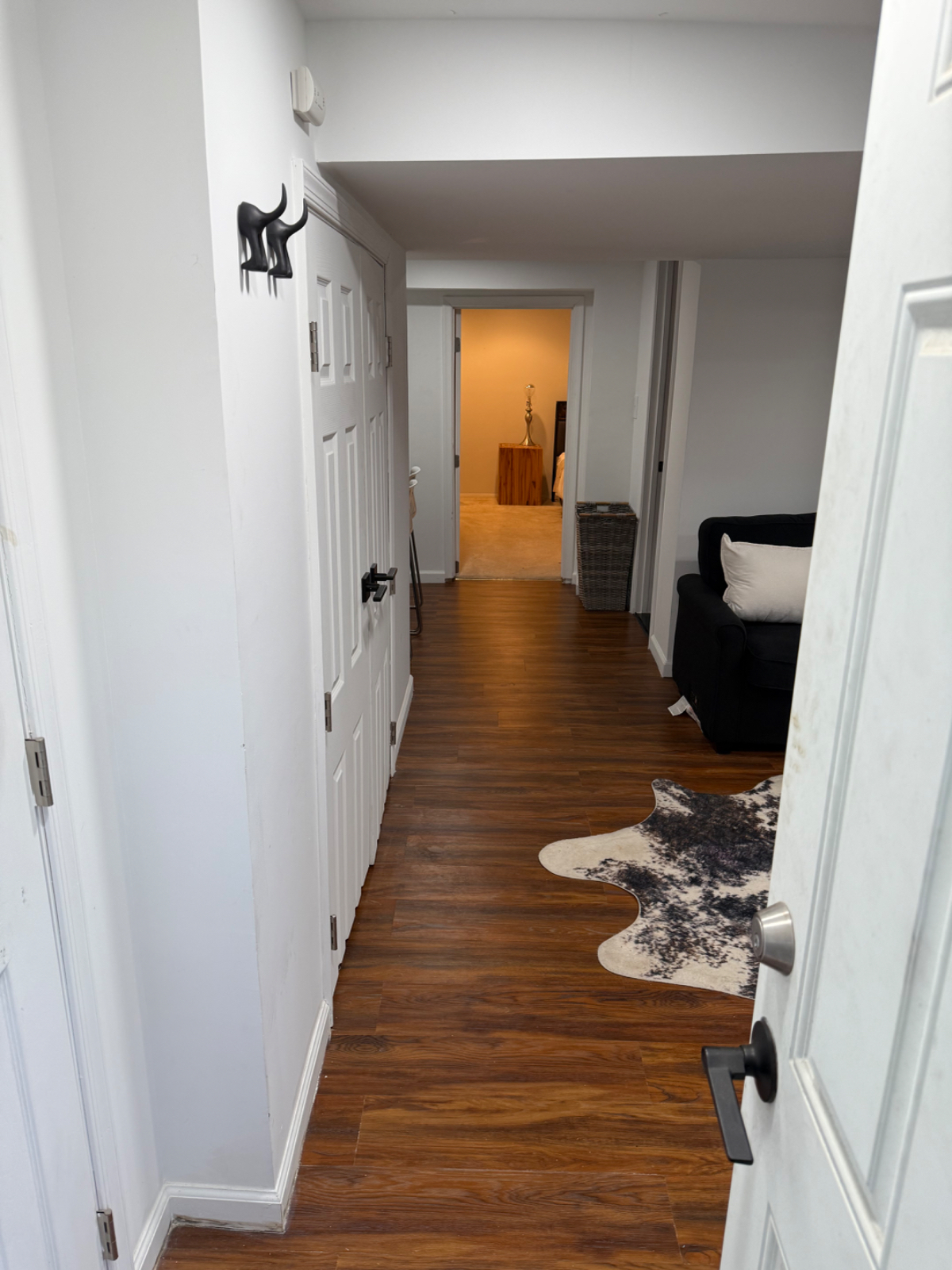 One Bedroom Basement Fully Furnished All Utilities Included - Photo 5