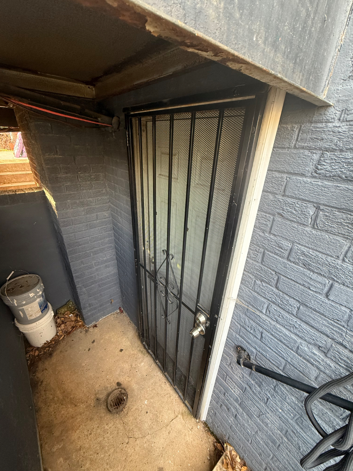 One Bedroom Basement Fully Furnished All Utilities Included - Photo 6