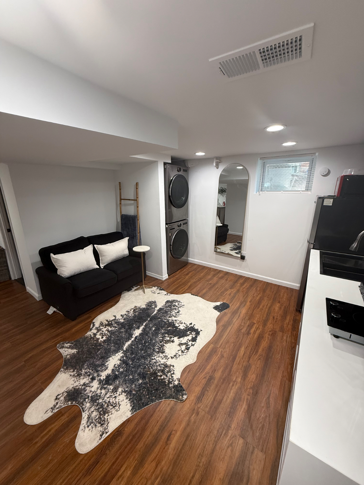One Bedroom Basement Fully Furnished All Utilities Included - Photo 8