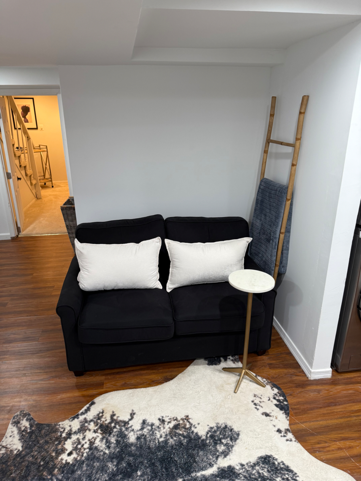 One Bedroom Basement Fully Furnished All Utilities Included - Photo 9