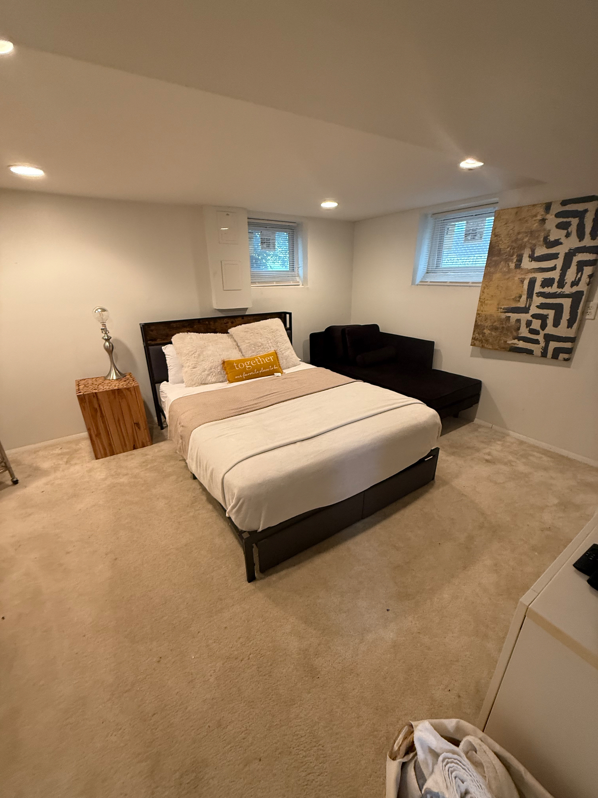One Bedroom Basement Fully Furnished All Utilities Included - Photo 11