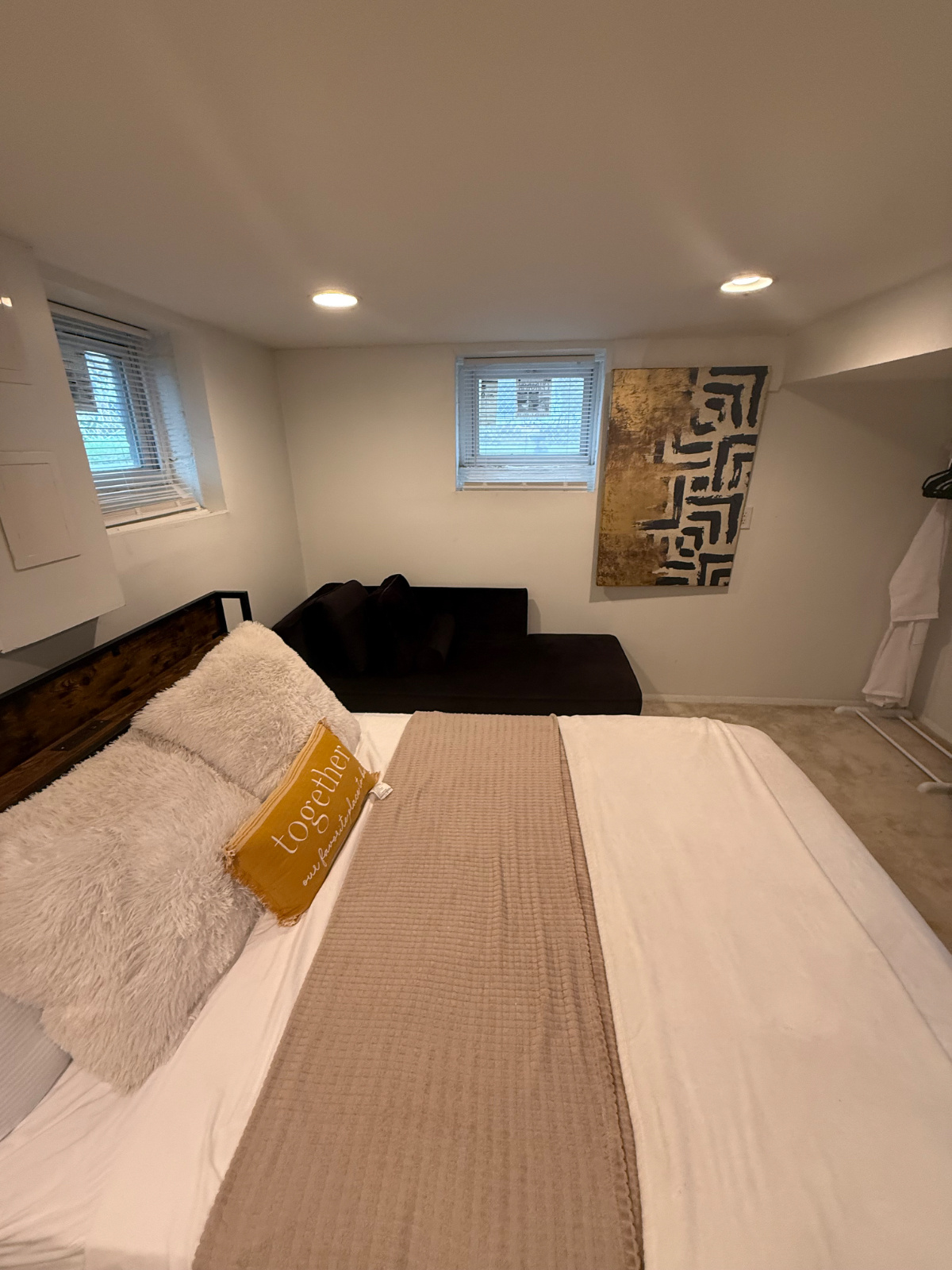 One Bedroom Basement Fully Furnished All Utilities Included - Photo 12