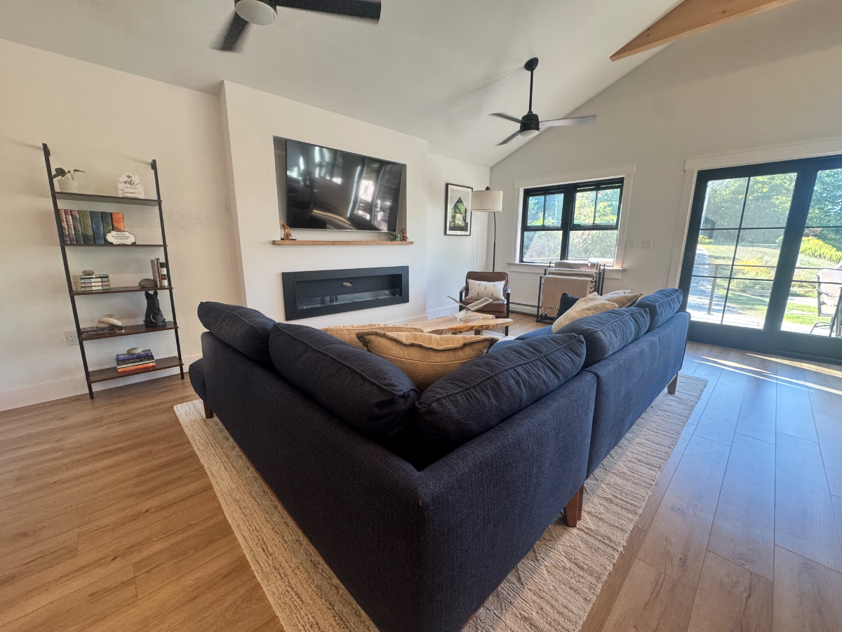 Luxury 4BR Barn Home , Minutes to Rutland Regional - Photo 3