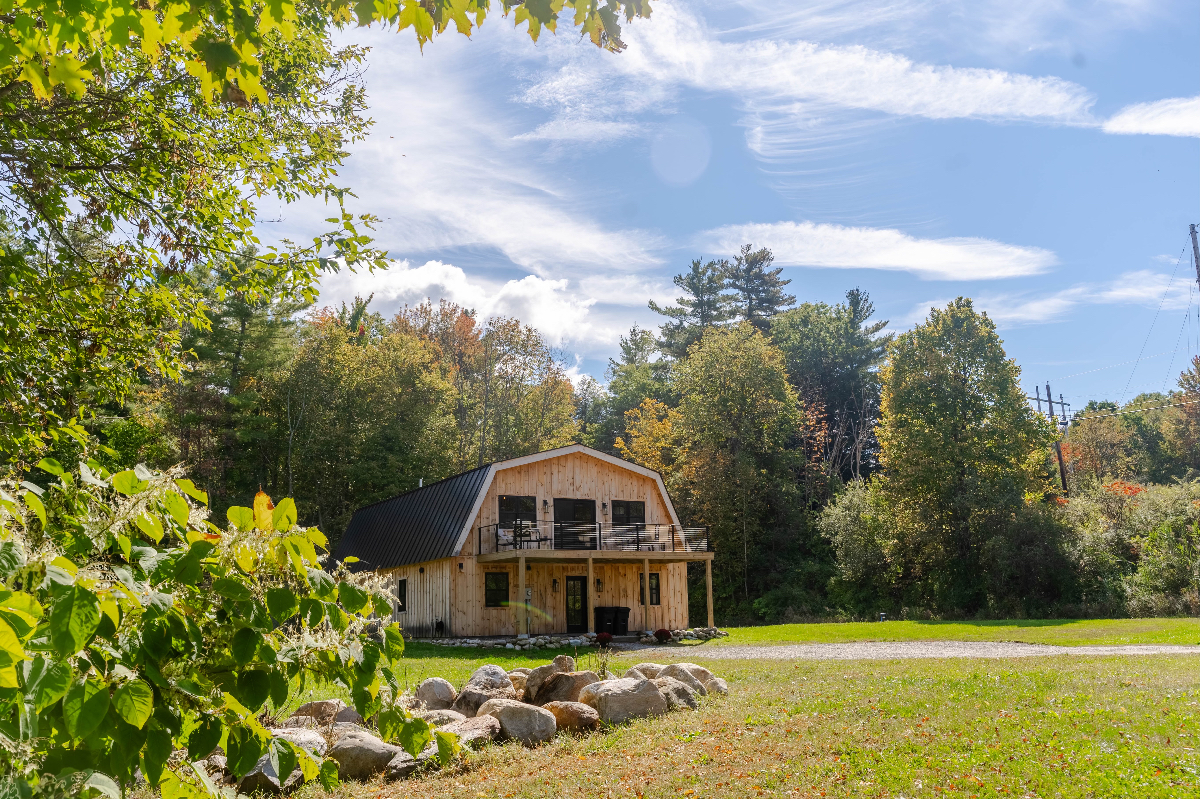 Luxury 4BR Barn Home , Minutes to Rutland Regional - Photo 2