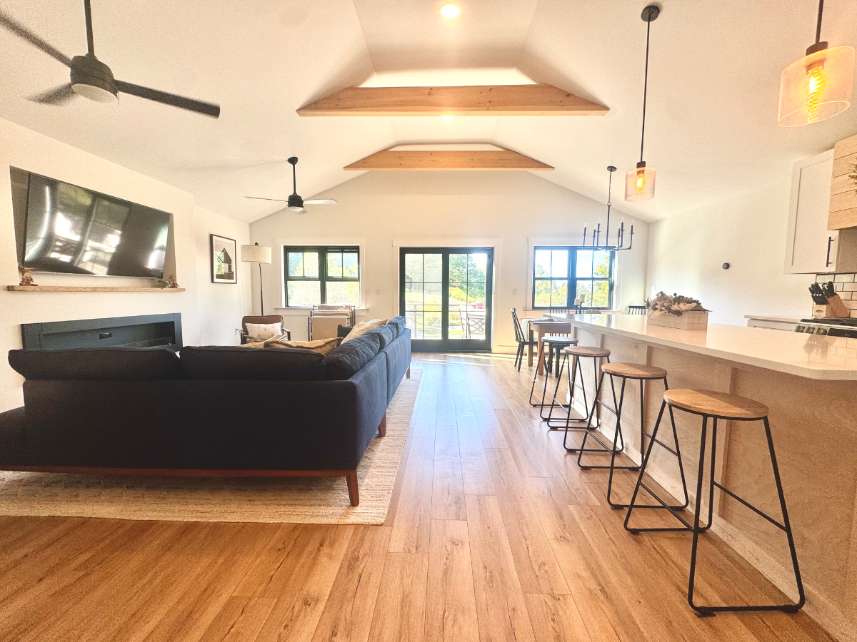 Luxury 4BR Barn Home ,  Minutes  to Rutland Regional - Photo 8