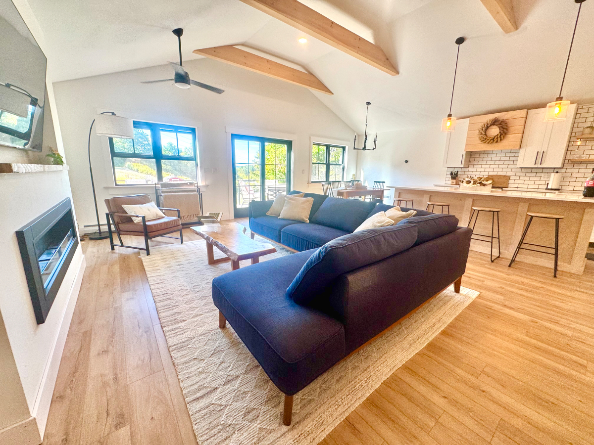 Luxury 4BR Barn Home ,  Minutes  to Rutland Regional - Photo 9