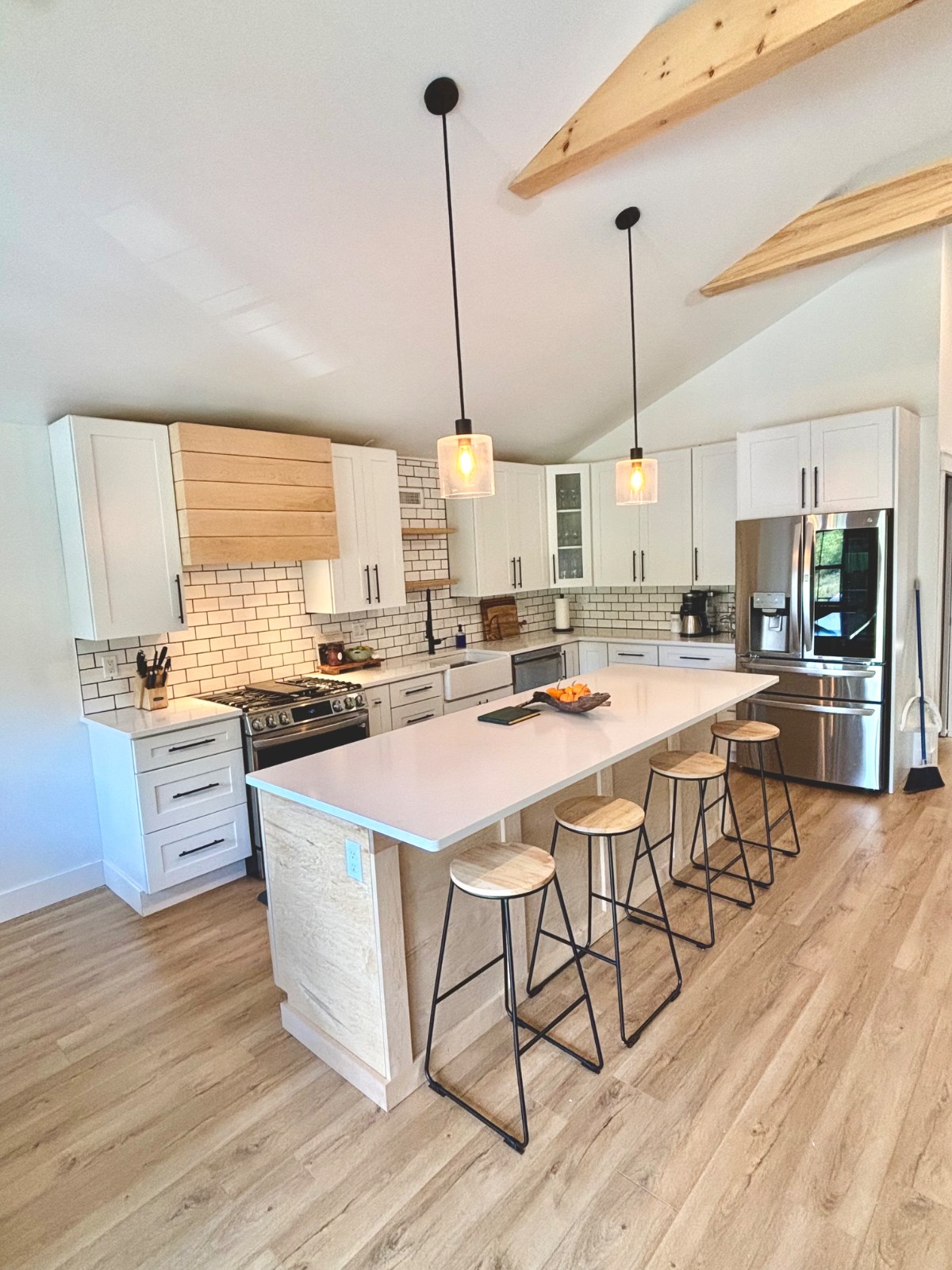 Luxury 4BR Barn Home ,  Minutes  to Rutland Regional - Photo 10