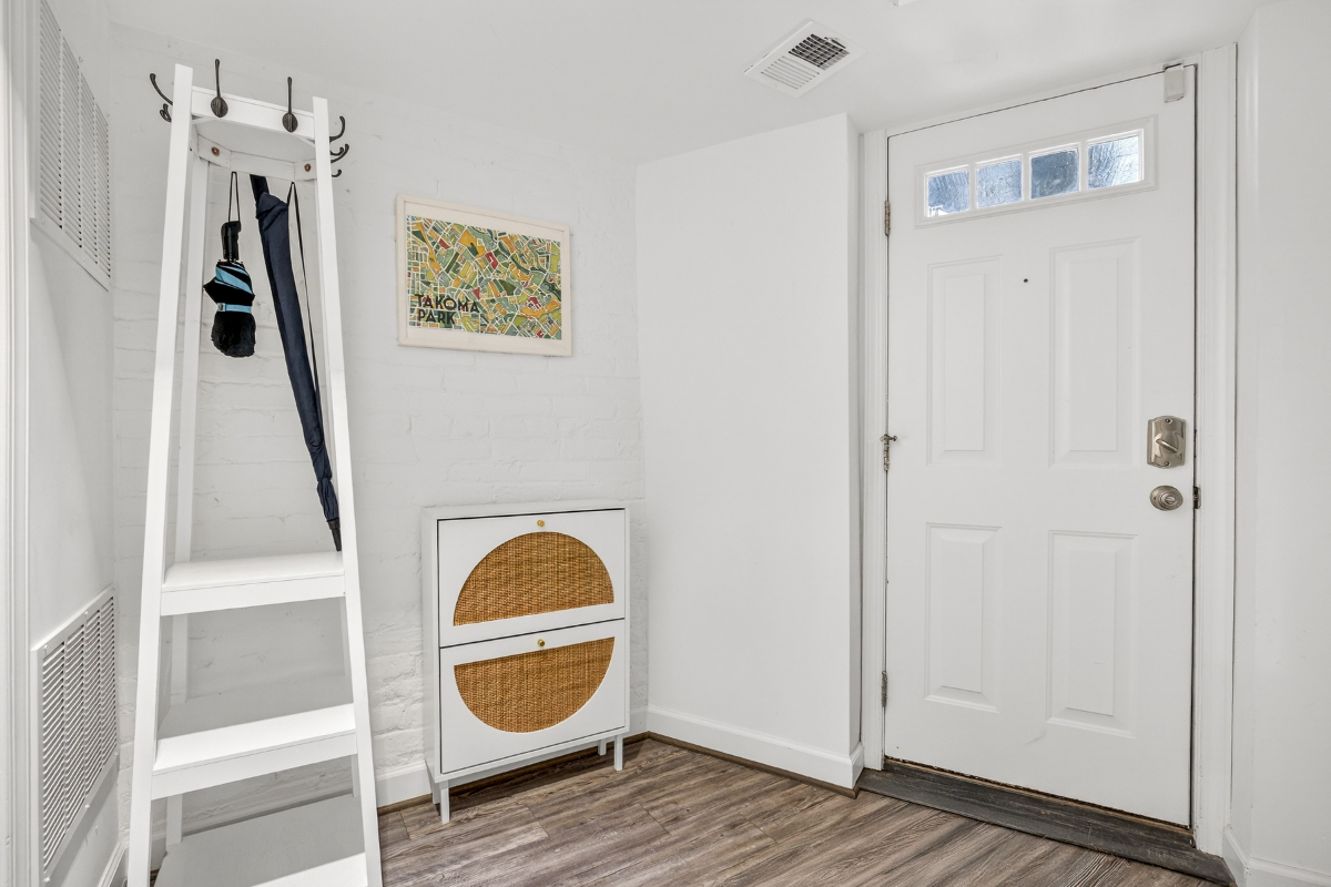 Walkable and Charming Fully Furnished Capitol Hill 1BR - Photo 4